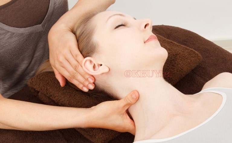 Cách massage giảm đau vai gáy đầu tiên là khởi động làm nóng cơ