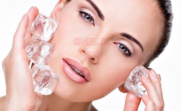 Massage mặt bằng đá lạnh cung cấp nước và làm dịu da 