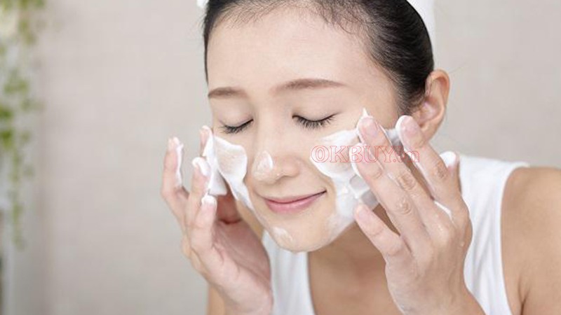 Rửa sạch da bằng sữa rửa mặt giúp loại bỏ bã nhờn và làm sạch da