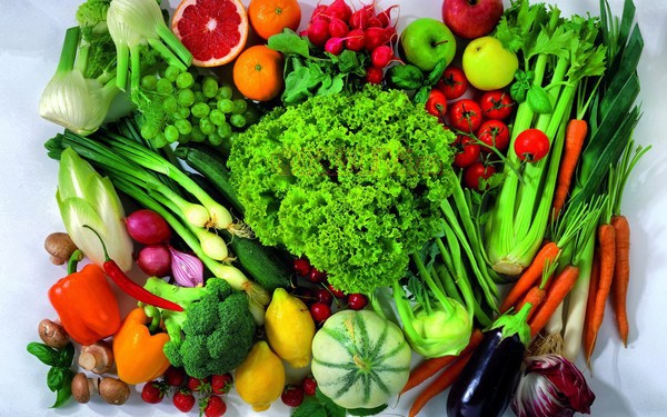 Ăn nhiều rau quả tươi giàu vitamin và khoáng chất trị quầng thâm mắt