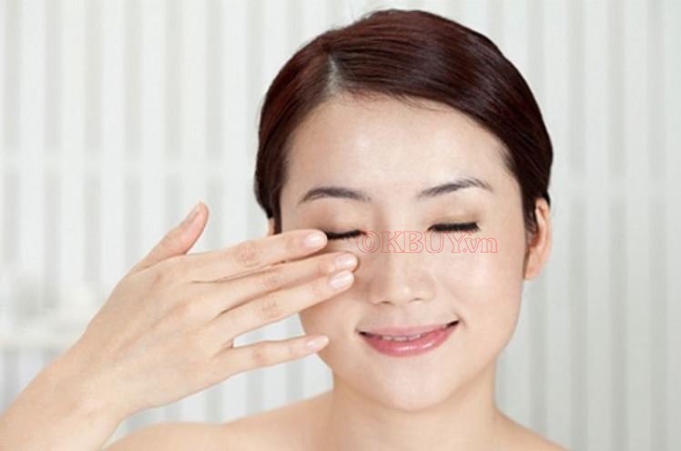 Massage cho vùng da mắt thường xuyên là cách giảm quầng thâm