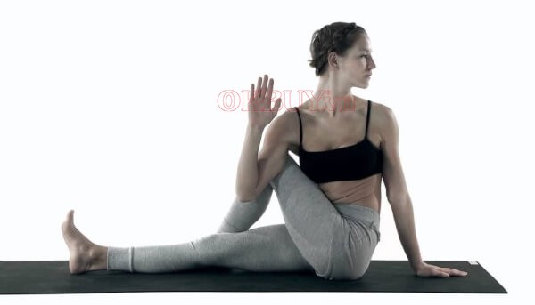 Bài tập yoga với tư thế xoay nửa người