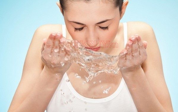 Vẩy nước lên mặt để làm sạch mặt không cần sửa rửa mặt tại nhà