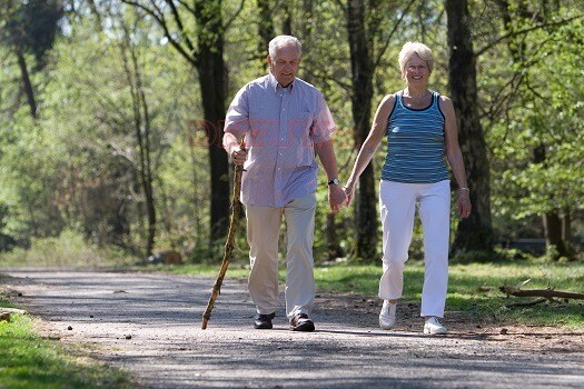 Hãy sử dụng các dụng cụ đi bộ để giảm đau khớp gối hiệu quả nhất