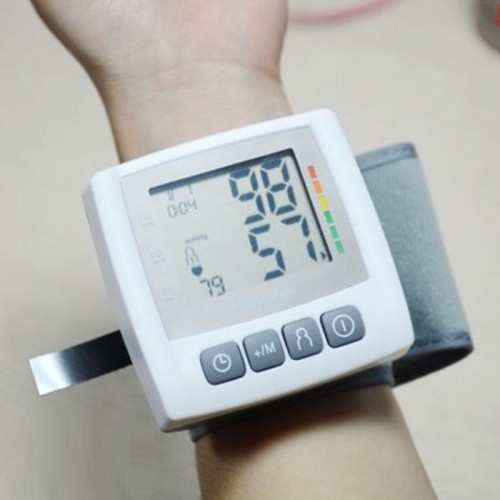 Kết quả hình ảnh cho Máy đo huyết áp điện tử cổ tay BC30