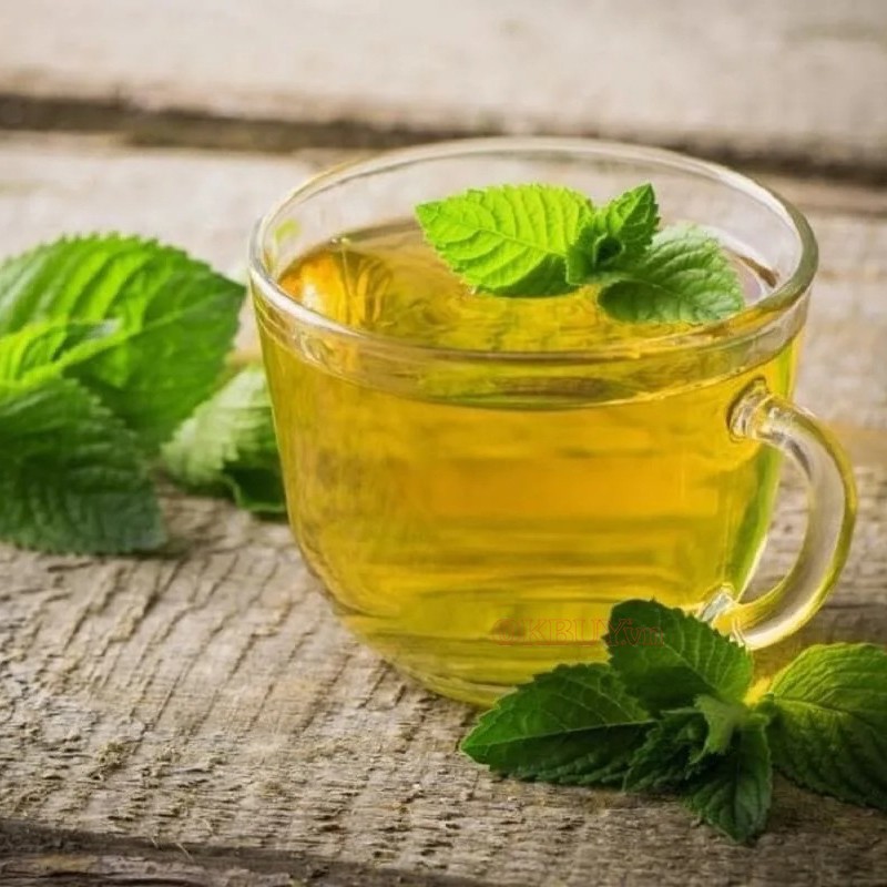 Dùng sản phẩm trà thảo mộc