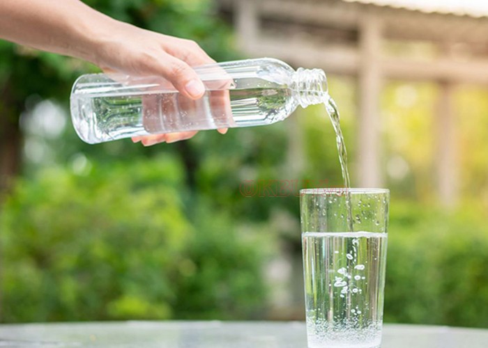 Cách giảm đau đầu hiệu quả tại nhà bằng cách uống nhiều nước