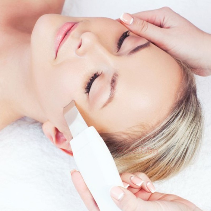 So sánh máy sủi da và tẩy da chết truyền thống